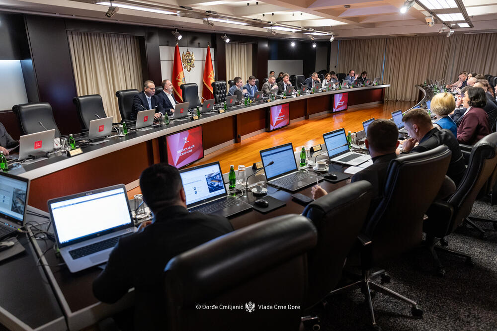 Četiri koraka naprijed pa četiri koraka nazad