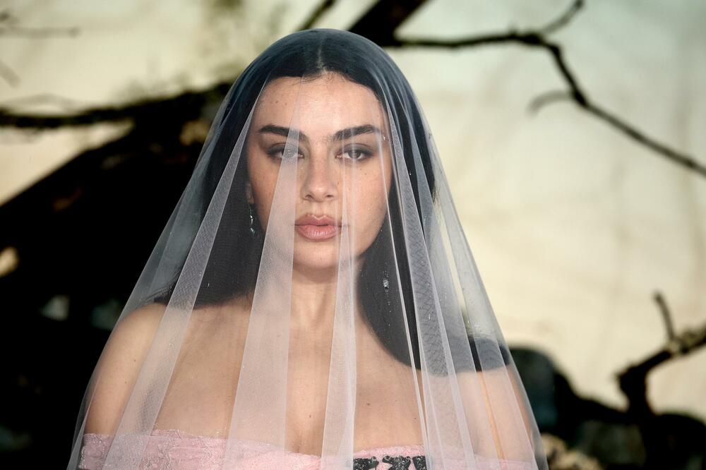 Charli XCX o novom albumu: "Plesni podijum je mrtav, sada pravimo rok muziku"