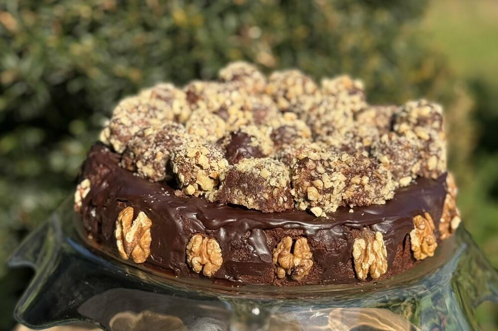 Čokoladna torta sa šljivama i rakijom: bogat desert za posebne prilike