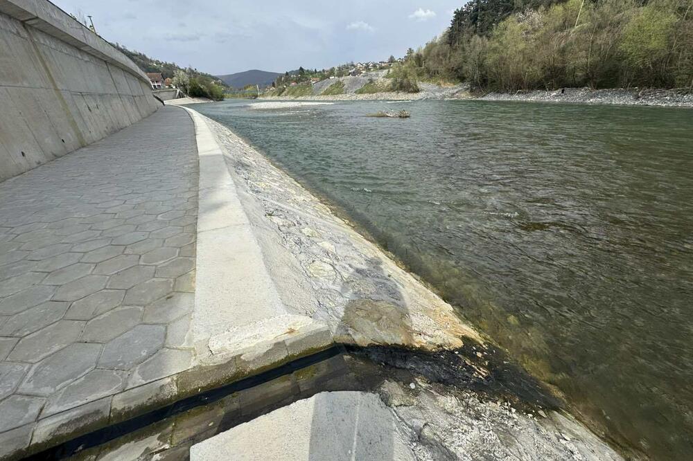 Crna tečnost ruži novo šetalište u Bijelom Polju