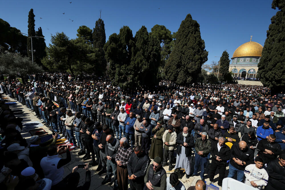 Desetine hiljada muslimana na prvoj molitvi Ramazana u džamiji Al-Aksa u Jerusalimu