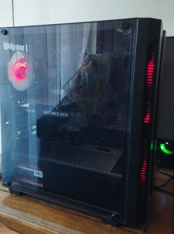 Desktop racunar sa monitorom  