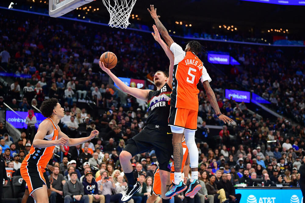 Detroit i bez prve petorke bolji od Bulsa, Jokić (55) i Kari (46) ponovo pokazali zašto su NBA legende