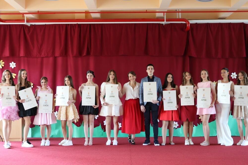 Diploma "Luča" za 12 najboljih učenika škole "Risto Manojlović" u Kolašinu