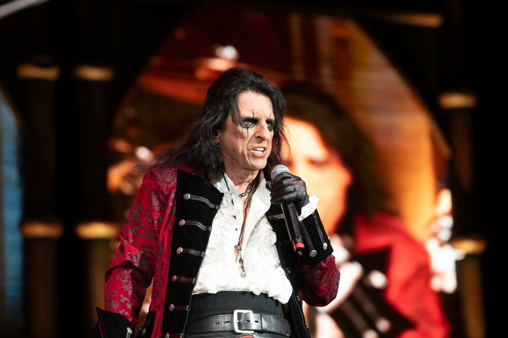 "Đavo na mom ramenu": Detaljan uvid u više od pola vijeka karijere i privatnog života rok legende