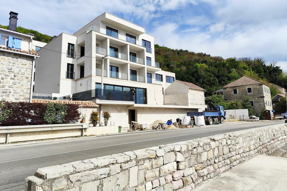 Dok tužilaštvo izviđa, ministarstvo legalizuje: Zeleno svjetlo za legalizaciju na divlje podignutog hotela u Boki