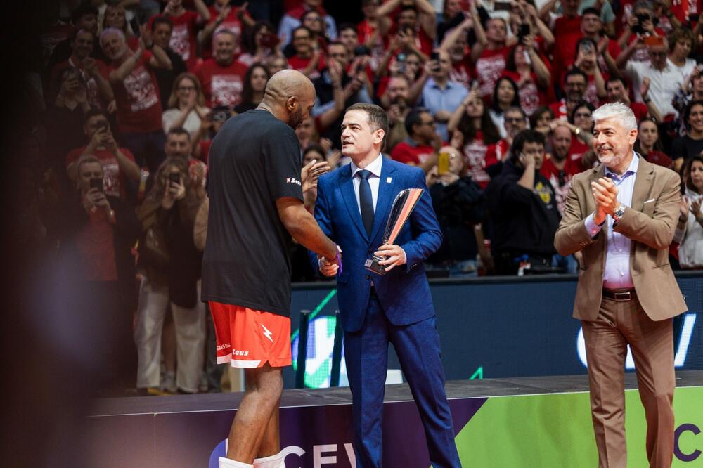 Dominacija Pjaćence u CEV Kupu i prvi evropski trofej u istoriji, Bošković uručio MVP priznanje legendarnom Simonu