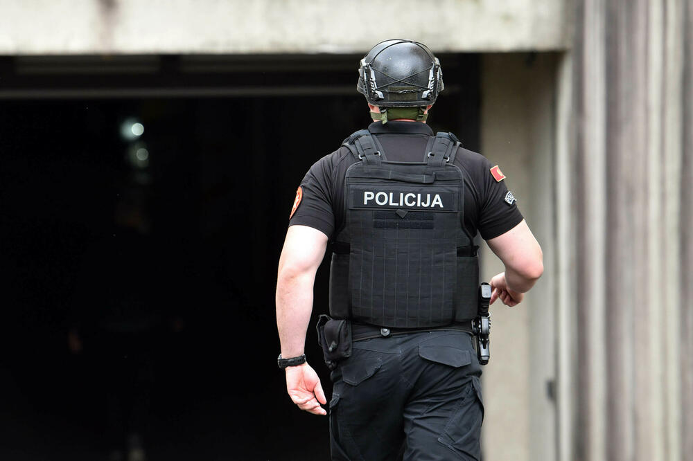 Droga i oružje nađeni tokom pretresa