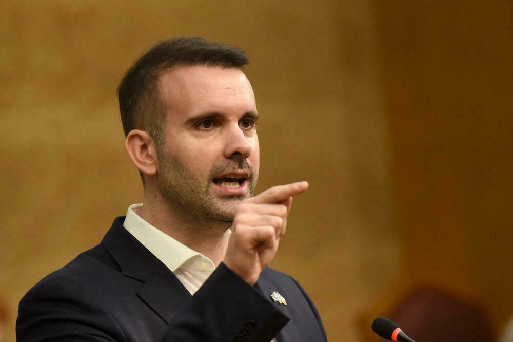 Državnik ne bježi ni od jednog pitanja: Spajić ne komunicira s javnošću onako kako dolikuje funkciji koju obavlja