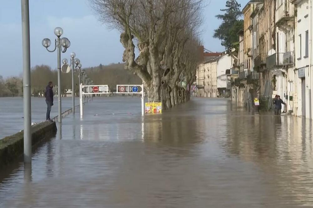 Dvije osobe poginule u oluji u Francuskoj, upozorenje na poplave i dalje na snazi