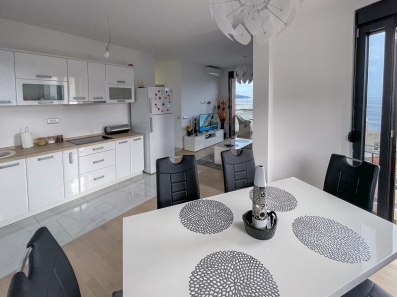 Dvosoban stan sa spektakularnim pogledom na more, Bečići (Na duži period)