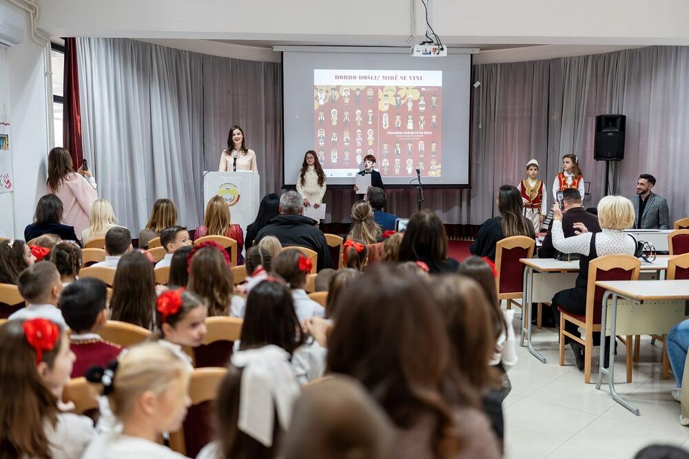 Edukativna bojanka Narodne nošnje Crne Gore promovisana u OŠ "Mahmut Lekić"