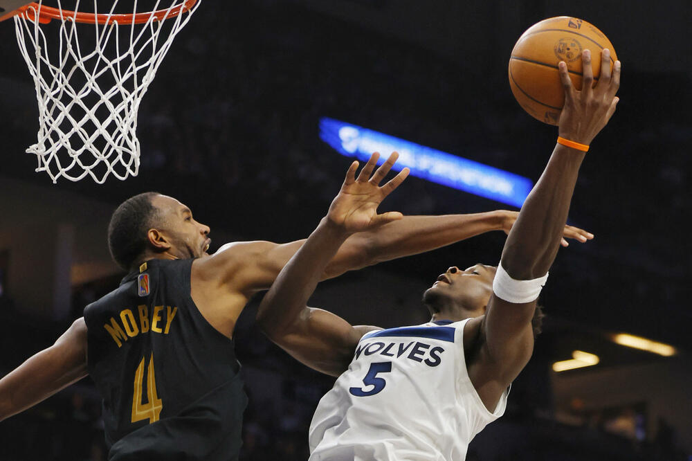 Edvards treći najmlađi u istoriji koji je stigao 1.000, kondenzacija odgodila meč Bulsa