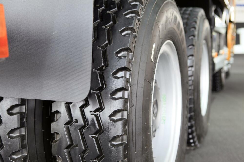 Eksplodirala kamionska guma u Pljevljima, muškarac teško povrijeđen i transportovan u KCCG