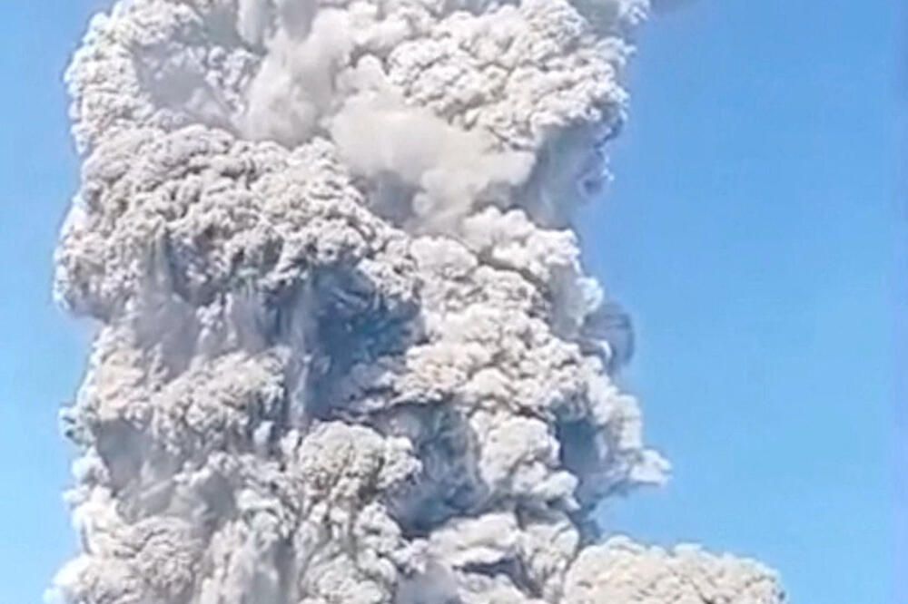 Erupcija vulkana Dukono u Indoneziji, izbacio pepeo pet kilometara u visinu