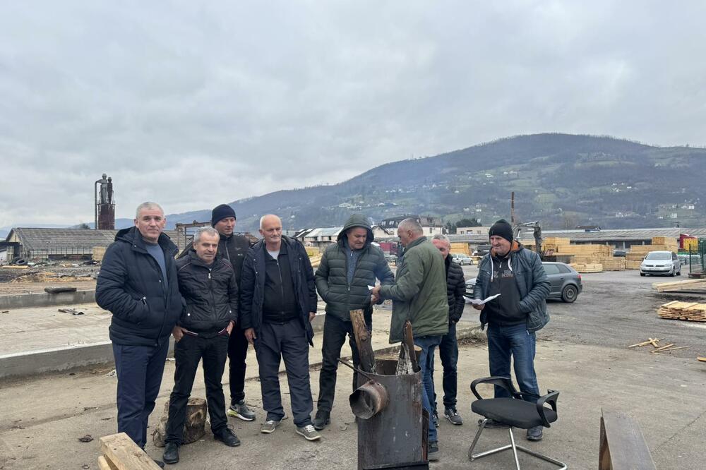 Firma ide u stečaj, radnici ne priznaju otkaze: Dio zaposlenih u ŠIK "Lim" danima loži drva umjesto da ih prerađuje