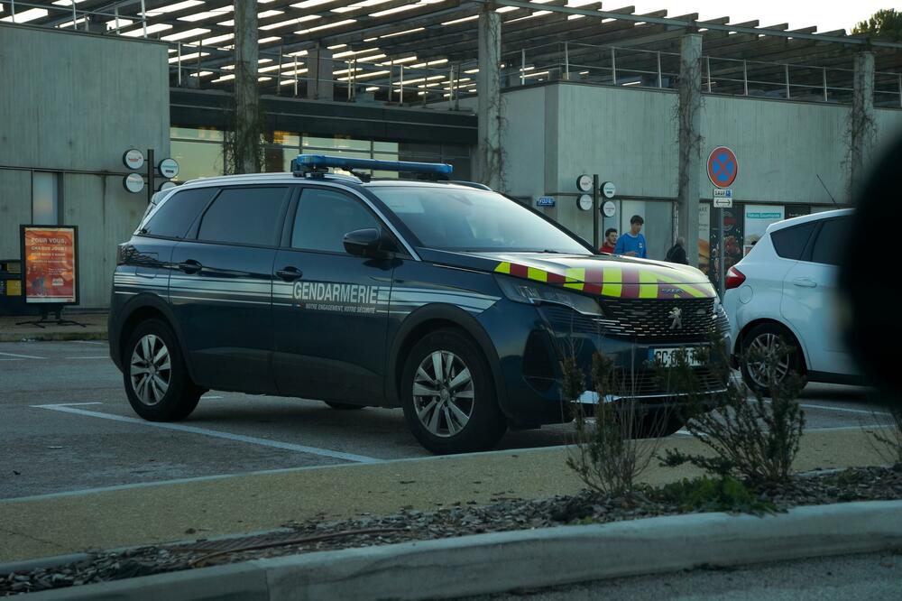 Francuska: Stotinu ljudi gađalo policijska vozila kašikarama i molotovljevim koktelima u Limožu
