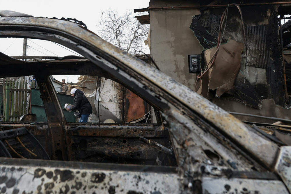 Francuski pekar sam mijesi, peče i dijeli vruć hljeb Ukrajincima iz svog bijelog kamiona
