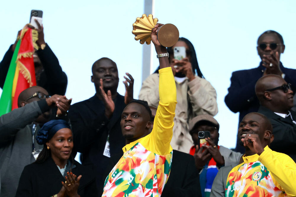 Fudbaleri Senegala u Parizu paradirali sa peharom Kupa afričkih nacija