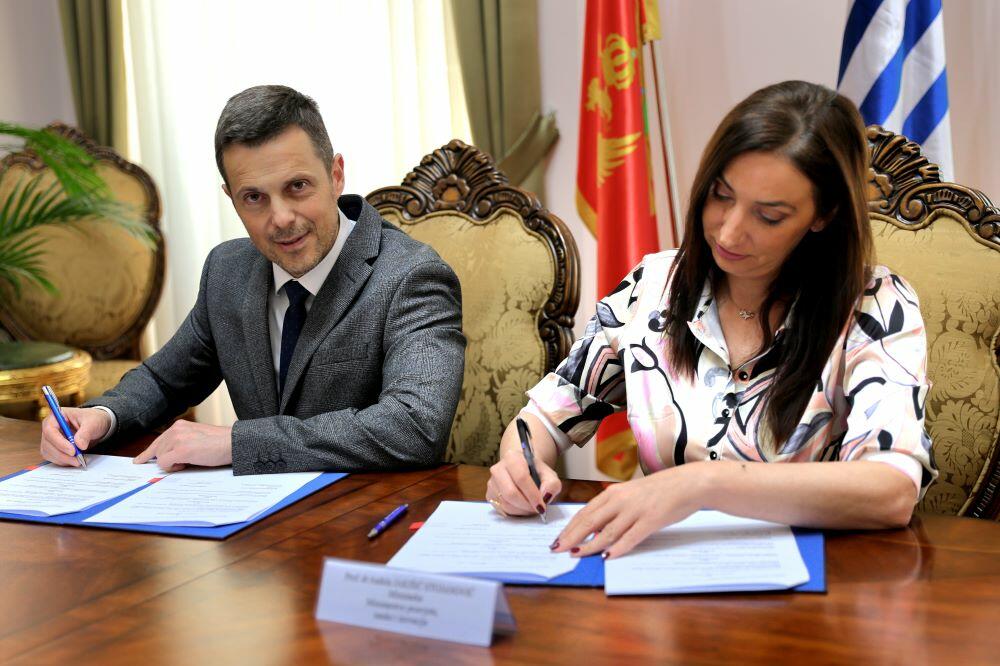 Glavni grad i Ministarstvo prosvjete potpisali memorandum: Najavljuju renoviranje školskih poligona i dvorišta