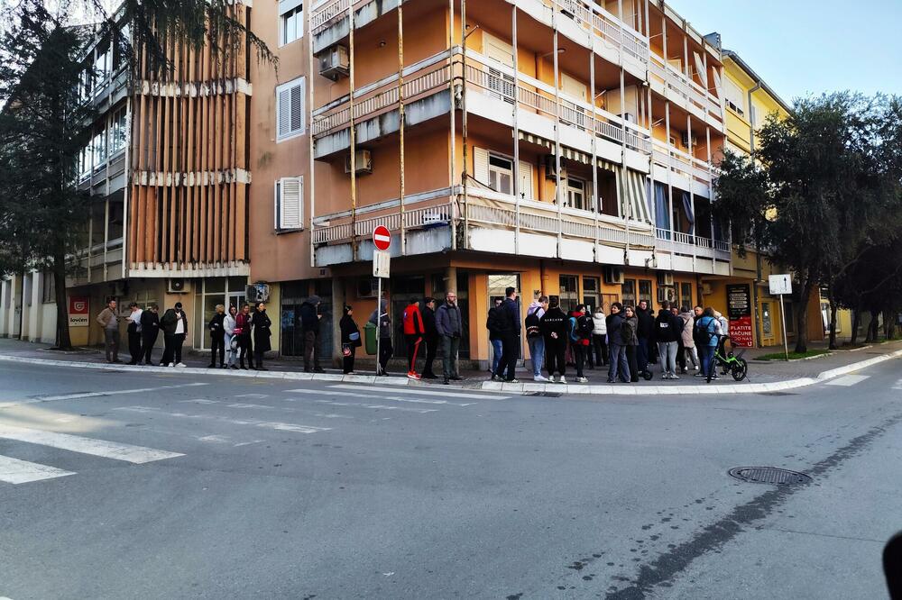 Građani se često vraćaju neobavljena posla: Neuslovne prostorije i manjak šaltera stvaraju redove ispred MUP-a u Tivtu