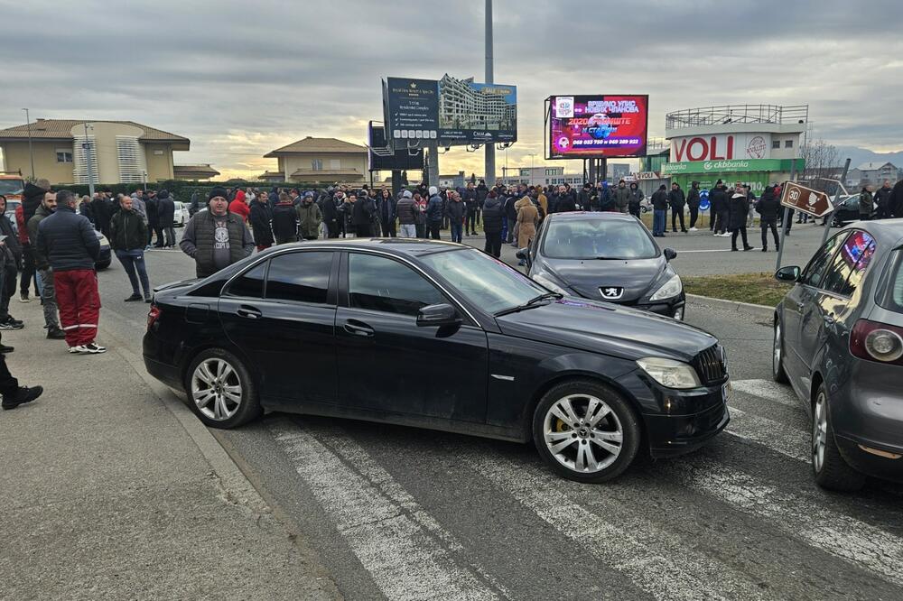 Građani Zete blokirali kružni tok prema aerodromu i put prema Tuzima: Pregovori kad uhapšene pustite i mašine uklonite
