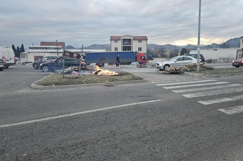 Građani Zete odblokirali kružni tok prema aerodromu, odblokirana i pruga prema Baru