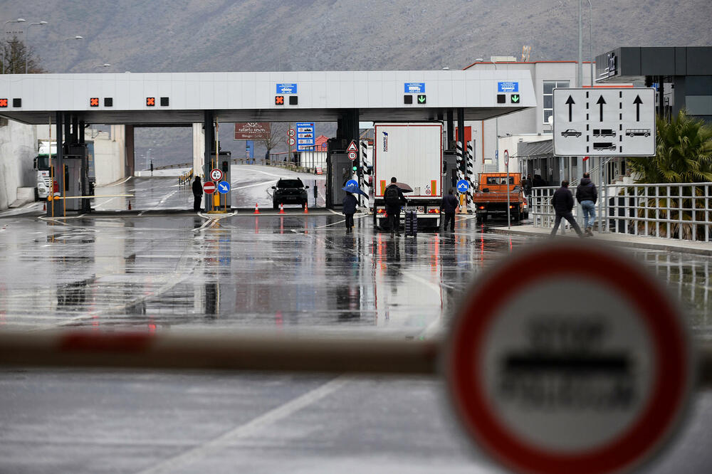 Granična policija u vozilu pronašla 300 šteka cigareta, uhapšena jedna osoba