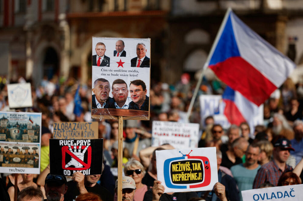 Hiljade ljudi na protestu u Pragu, skandirali "ne damo vam medije": "Ne želite valjda da vas nazivaju Andrej Orbaniš"