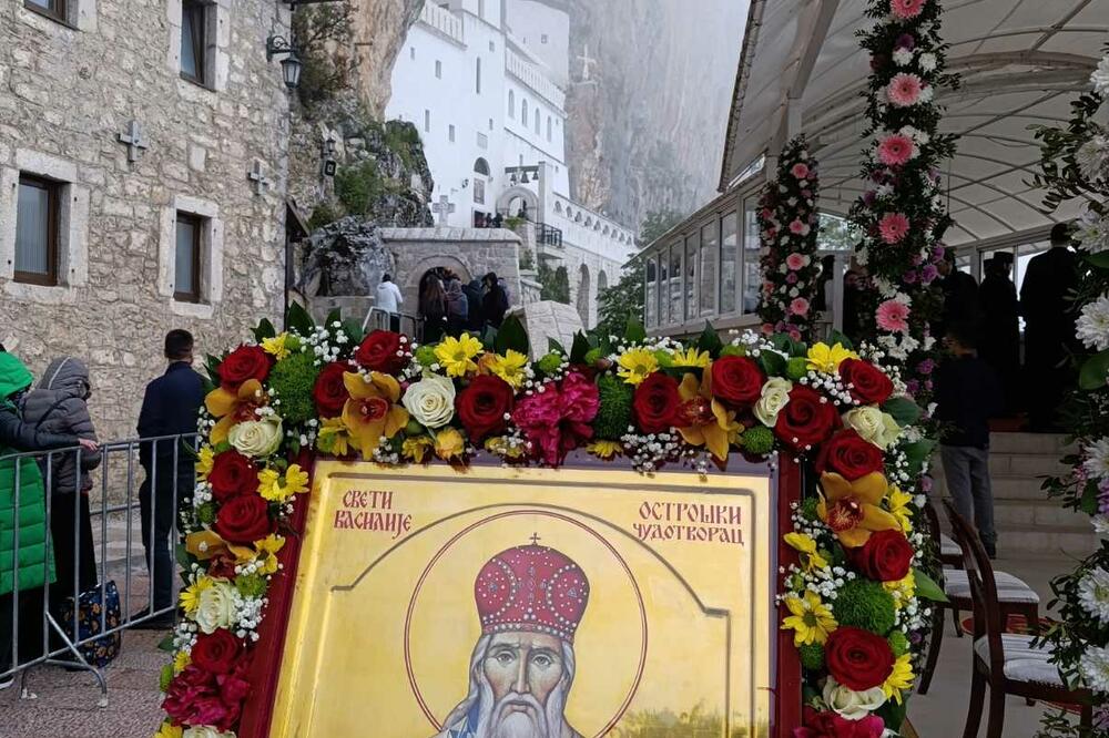 Hiljade vjernika u Ostrogu na liturgiji povodom Svetog Vasilija, prisutni Milatović, Koprivica, Lukašik...