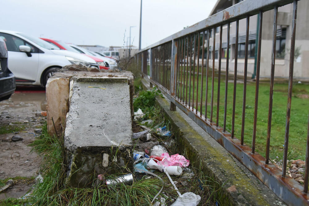 Hoće li postolje izvući iz smeća i vratiti mu bistu: Slučaj uklanjanja postamenta spomeniku Mahmutu Lekiću u Tuzima