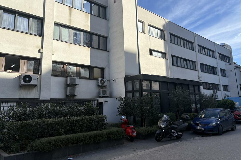 Hotel zauzeo opštinski parking: Nepropisno postavljene žardinjere, lift i agregati