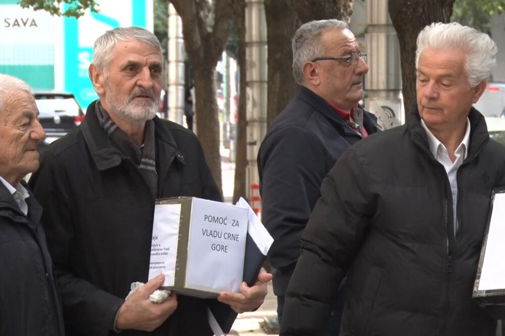 "Humanitarna pomoć": Predstavnici penzionera sa sjevera uručili Vladi oko 600 eura