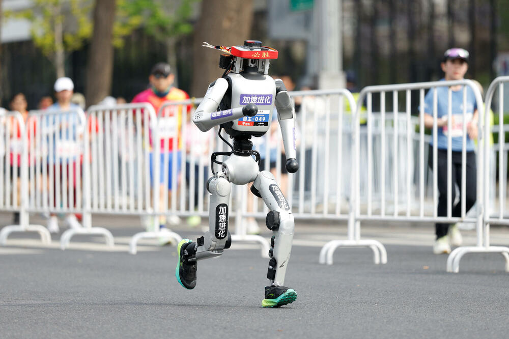 Humanoidni robot koji je pobijedio u polumaratonskoj trci u Pekingu, trčao brže od svjetskog rekorda kod ljudi