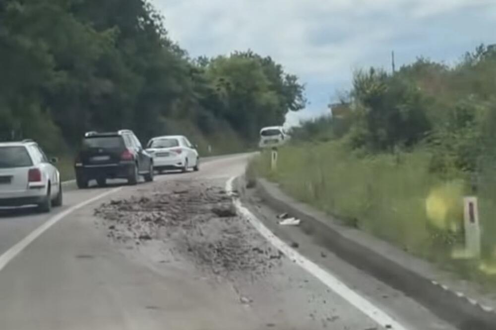 Identifikovan vozač kamiona sa koga su ispale gomile zemlje i kamenja, put ka Reževićima bio zatrpan