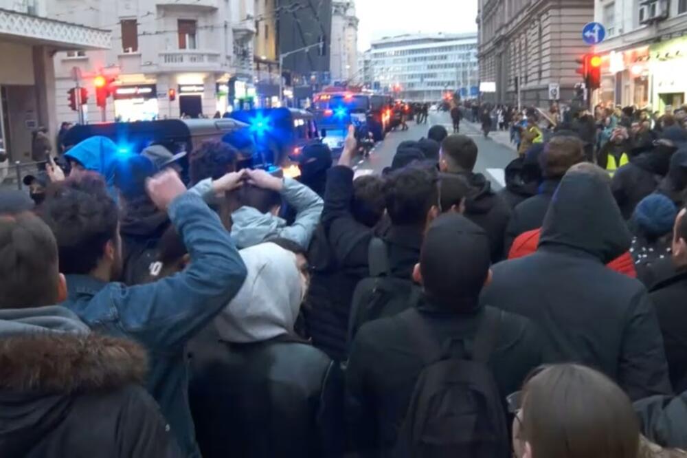 Incidenti ispred Rektorata i na Trgu Republike u Beogradu, manji sukobi policije i demonstranata