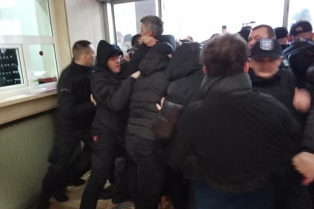 Incidenti ispred Skupštine Beograda, aktivisti protestuju protiv budžeta: "Korupcija ubija"