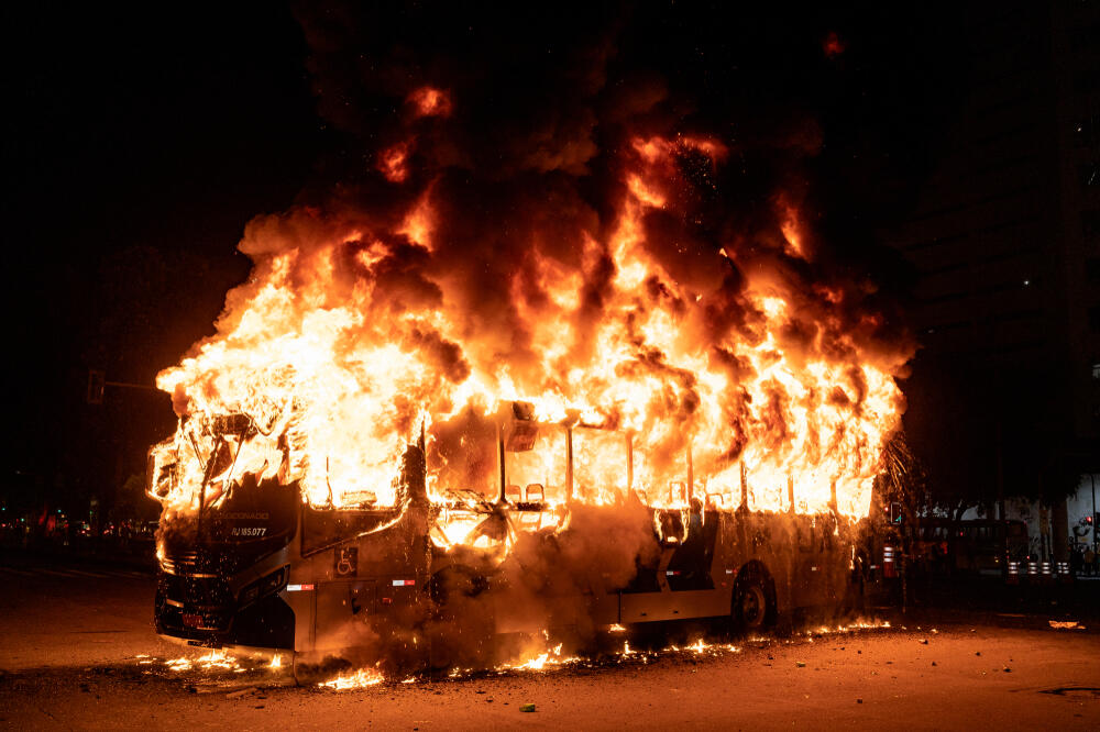 Indija: Zapalio se autobus, stradalo najmanje 20 osoba