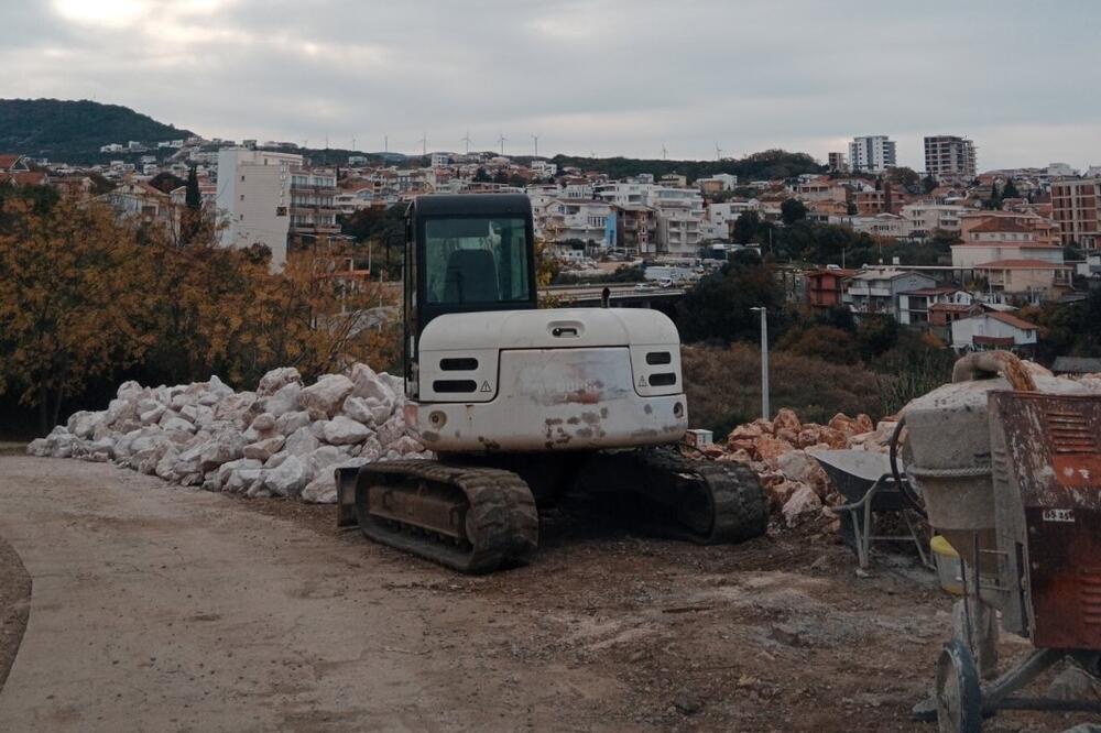 Investitor im (ni)je ugrozio jedini put: Međusobne optužbe mještana i vlasnika parcele u barskom naselju Dobra voda