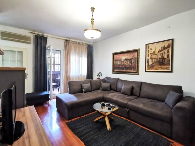 Izdaje se dvosoban namješten stan, površine 76m2, na Tuškom putu u Podgorici. 
