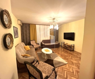 Izdaje se dvosoban namješten stan, površine 74m2, u širem centru grada u Podgorici. 