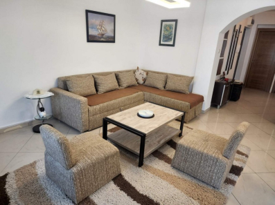 Izdaje se dvosoban stan 68m2, centar Tivta