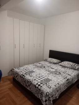Izdaje se dvosoban stan na Zabjelu, ul Radosava Burića.  Stan ina površinu od 98m2, posjeduje parkin