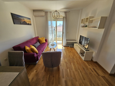 Izdaje se dvosoban stan u Budvi