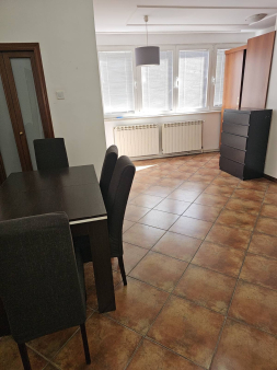Izdaje se dvosoban stan u Centru, ul. Vuka Karadžića 7.  Stan ima površinu od 65m2, s nalazi se na 2