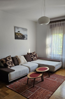 Izdaje se dvosoban stan u Podgorici, u ulici Oktobarske revolucije (zgrada Zetagradnja), 70m2, drugi