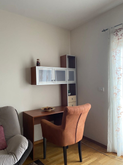 Izdaje se garsonjera u City kvartu.  Površina je 30m2.  Cijena izdavanja je 380 mjesečno, obavezan
