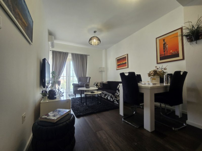 Izdaje se jednosoban lijepo namješten stan, površine 48 m2, u dijelu grada Preko Morače u Podgorici.