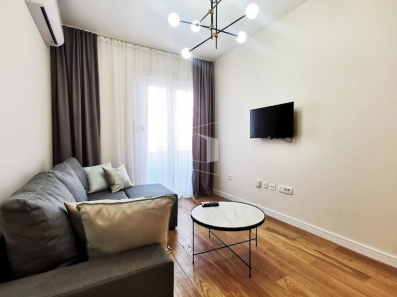Izdaje se jednosoban lijepo namješten stan, površine 40m2, u novom kvartu Central Point u Podgorici.
