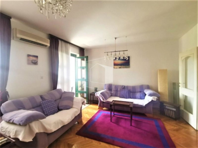 Izdaje se jednosoban namješten stan, površine 50m2, u širem centru Podgorice.